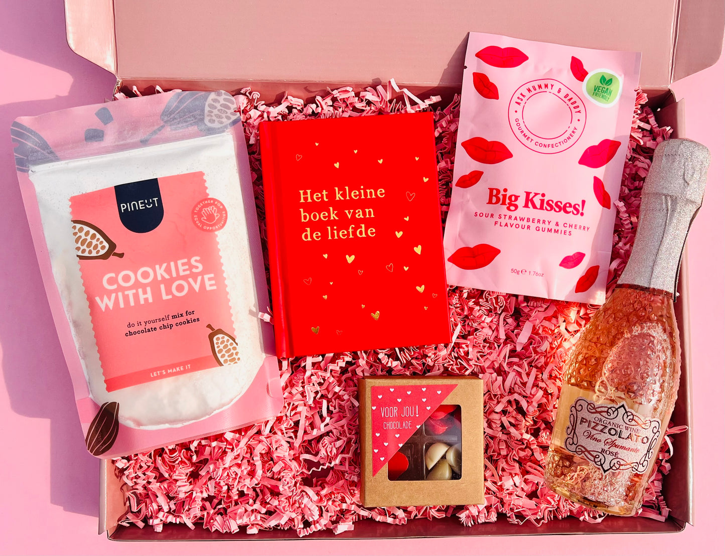 huwelijkscadeau cadeaubox met rosé chocolade en liefdevolle producten voor bruidspaar