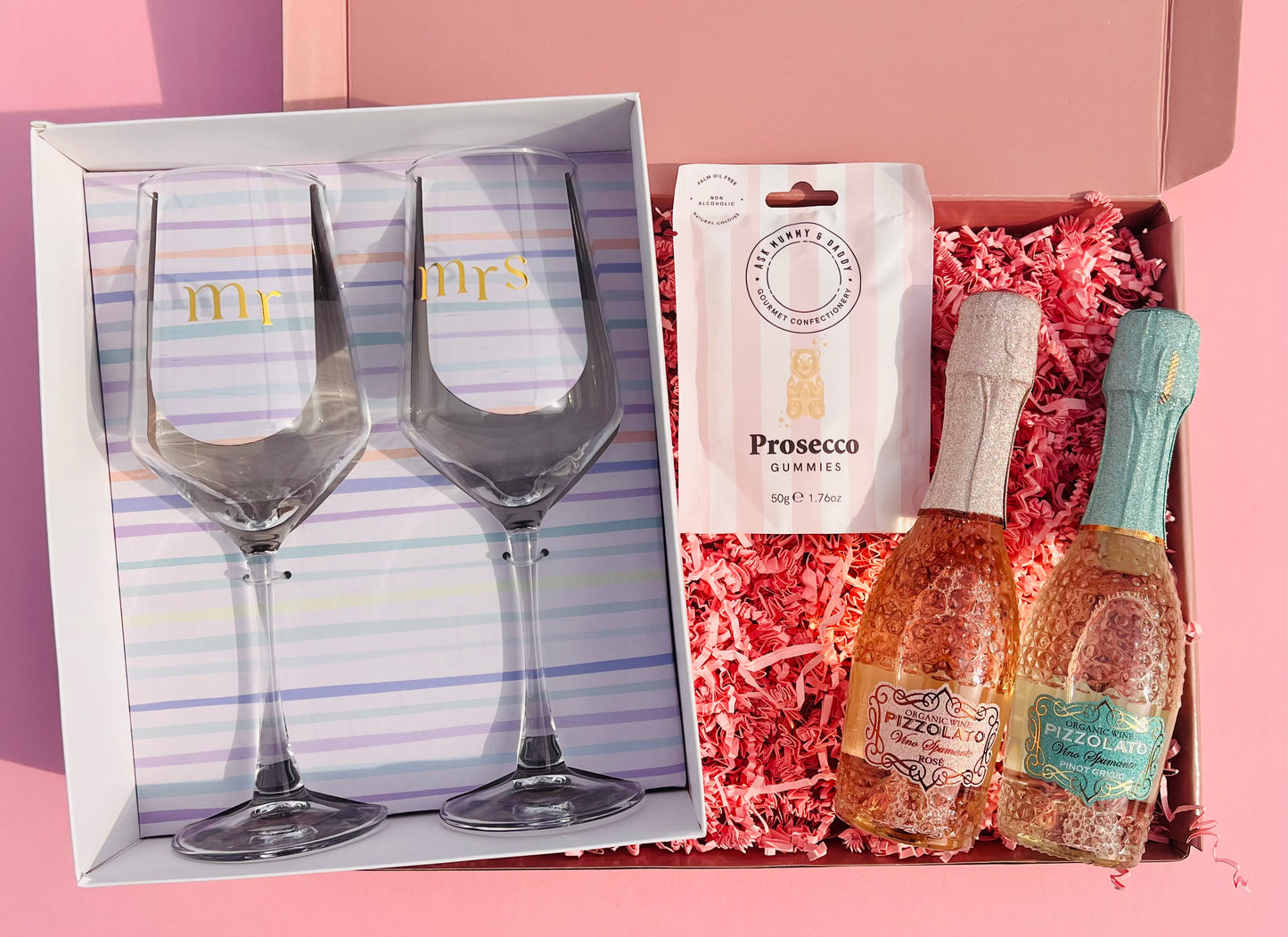 huwelijkscadeau cadeaubox met mr en mrs wijnglazen wijn en prosecco snoepjes voor bruidspaar