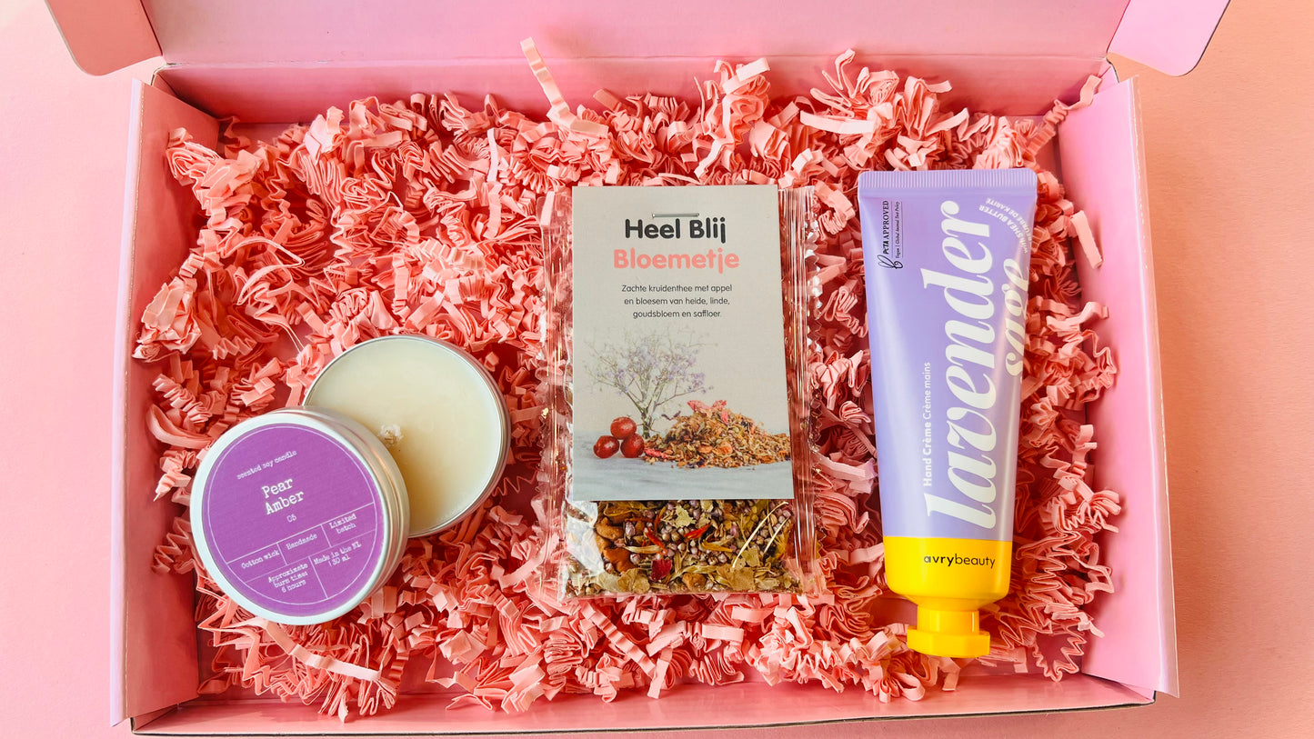 Brievenbus cadeau ik denk aan je met lavendel handcrème, amber peer geurkaars en heel blij bloemetje thee