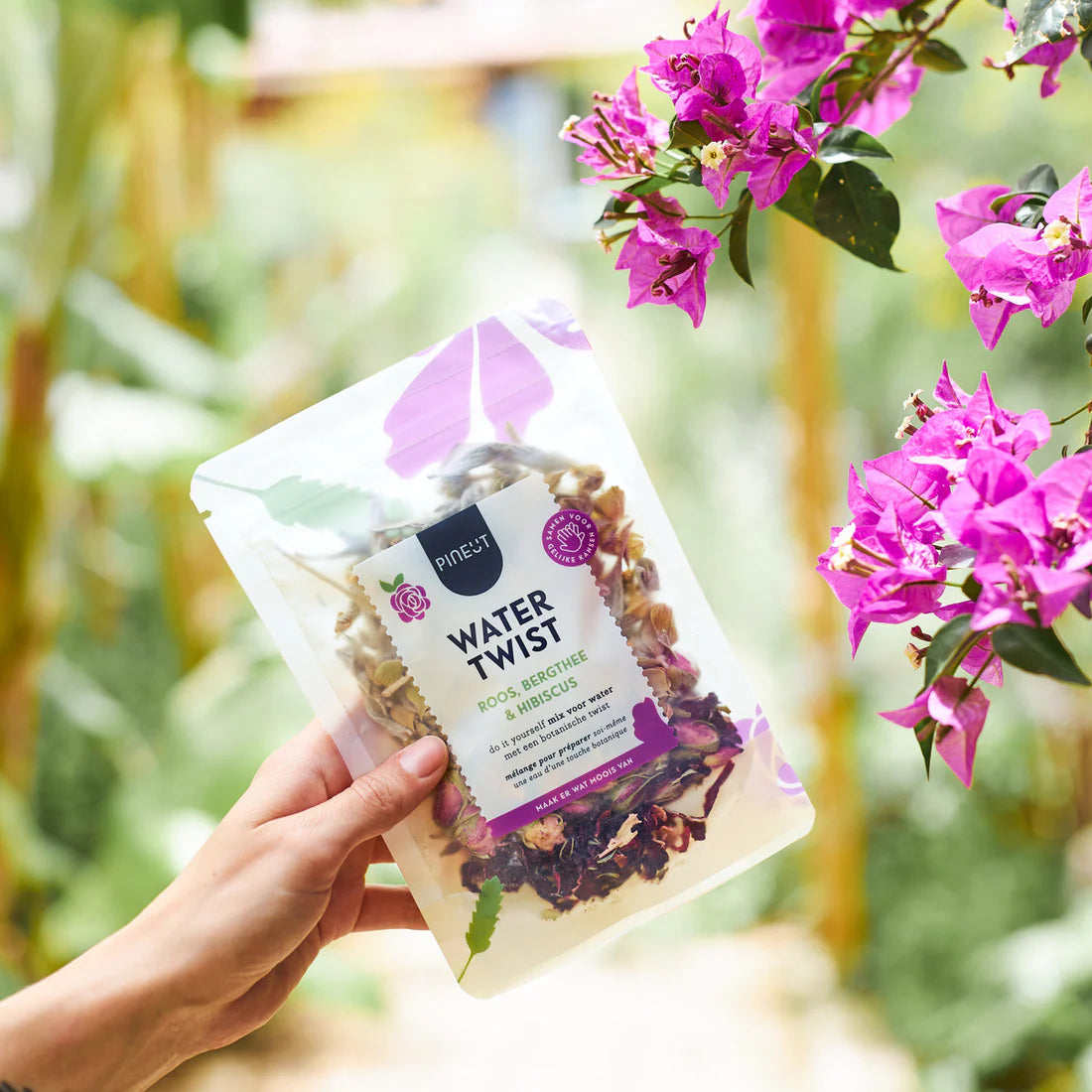 Botanische water infusie met hibiscus en rozenblaadjes in luxe verpakking