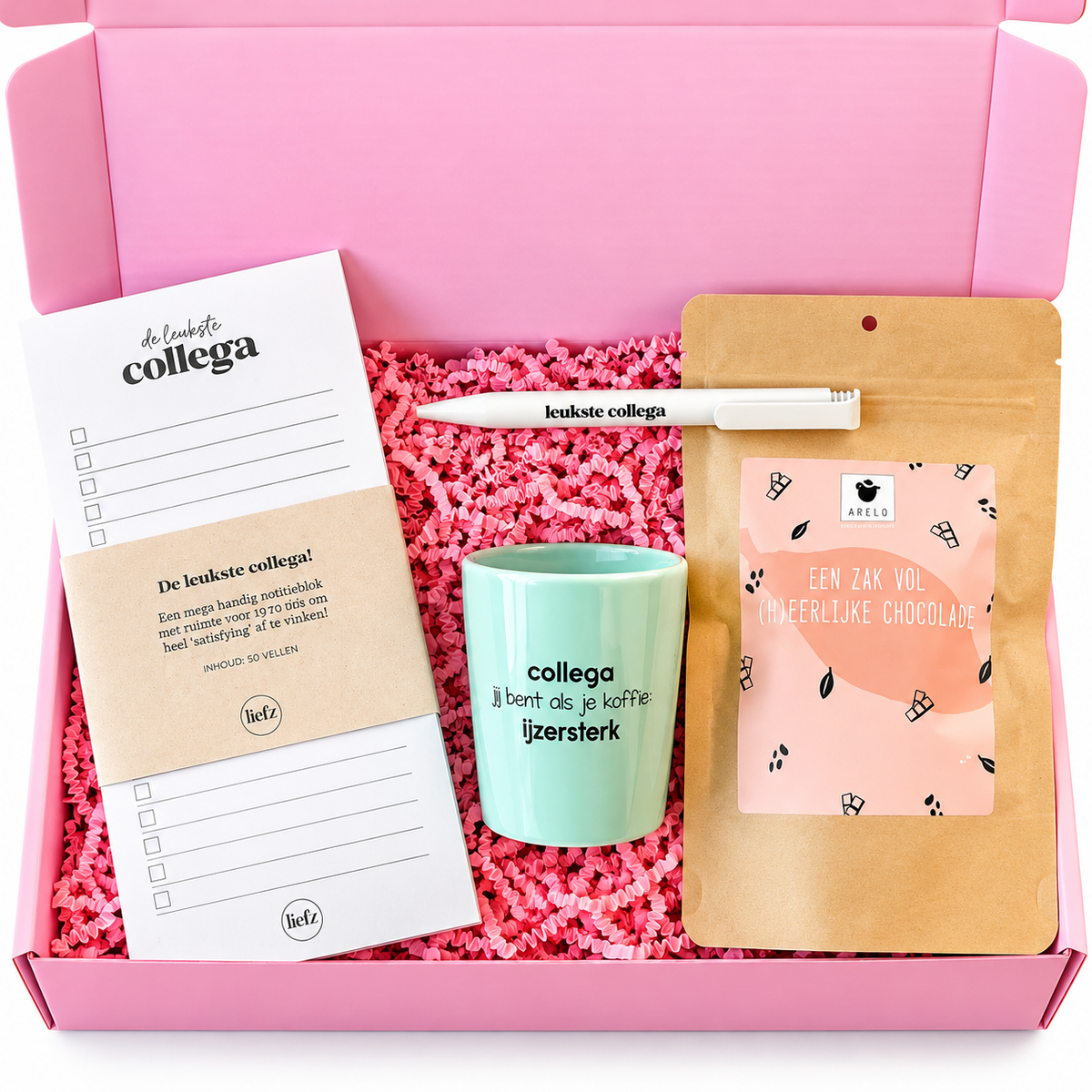 Cadeaubox voor collega met notitieblok, pen, mok en chocolade