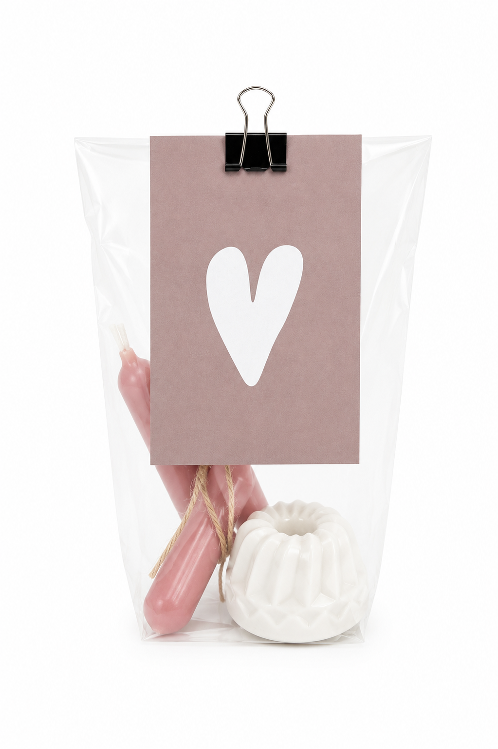 Luxe cadeauzakje met wit hartje, twee mini roze kaarsjes en een keramieken kaarsenstandaard van The Prezzent.