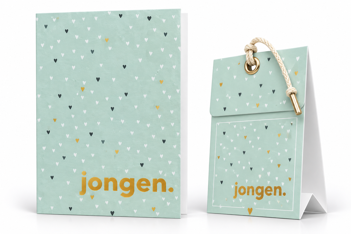 Mintgroene geurende wenskaart met gouden tekst ‘jongen.’, kleine hartjes en bijpassend geurende cadeautasje.