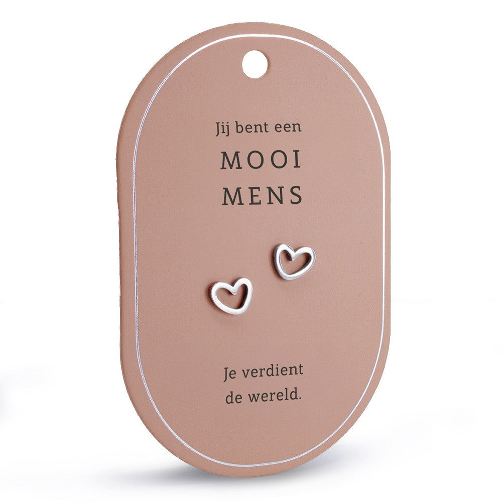 Hartvormige oorbellen op roze cadeaukaart met tekst Jij bent een mooi mens, je verdient de wereld.