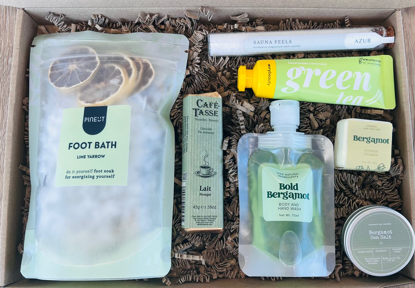 Luxe selfcare cadeaubox met badzout, bergamot verzorgingsproducten, chocolade en geurkaars – perfect cadeau voor ontspanning