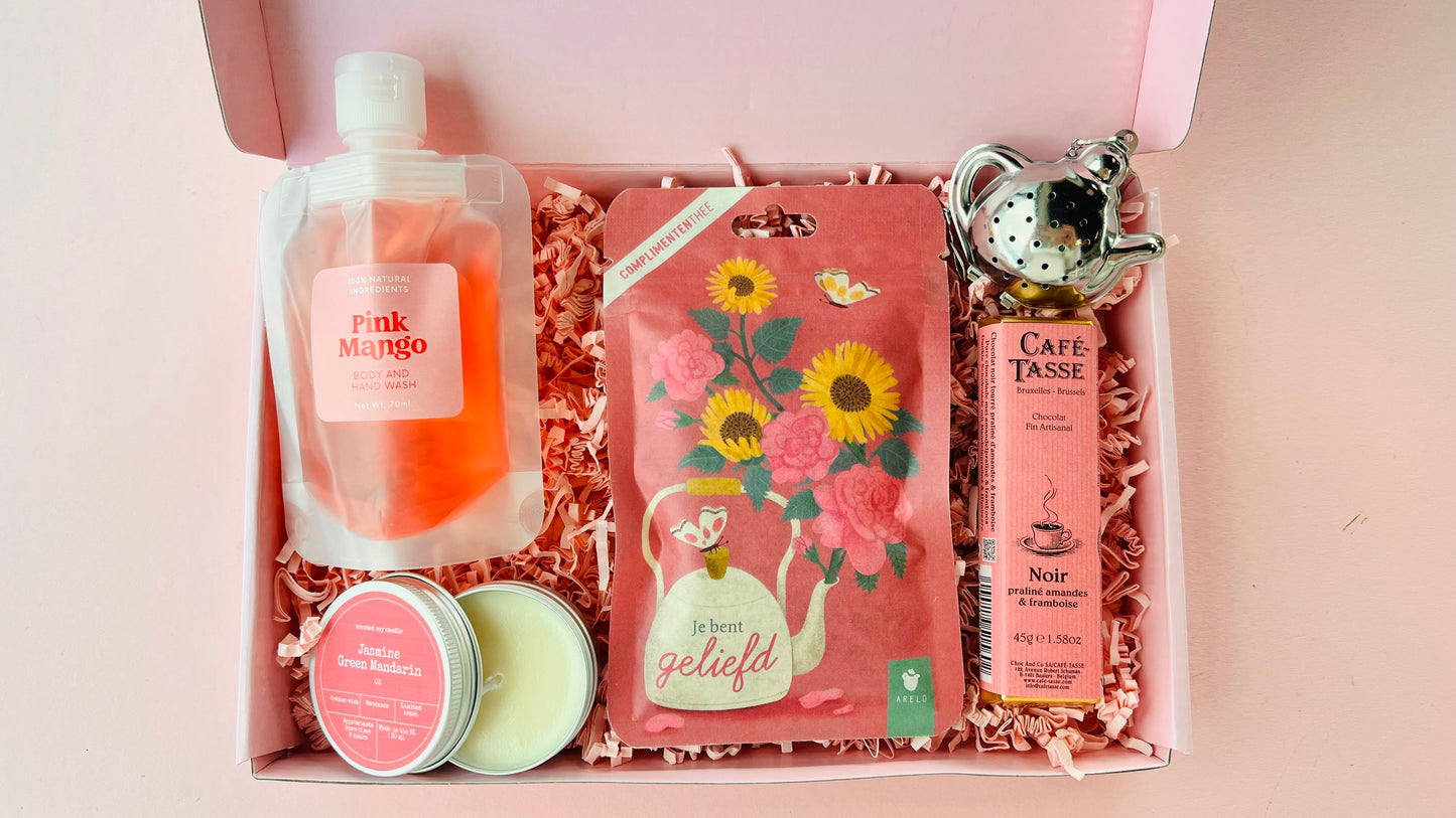 Moederdag brievenbus cadeau met pink mango body wash, thee, geurkaars en chocolade