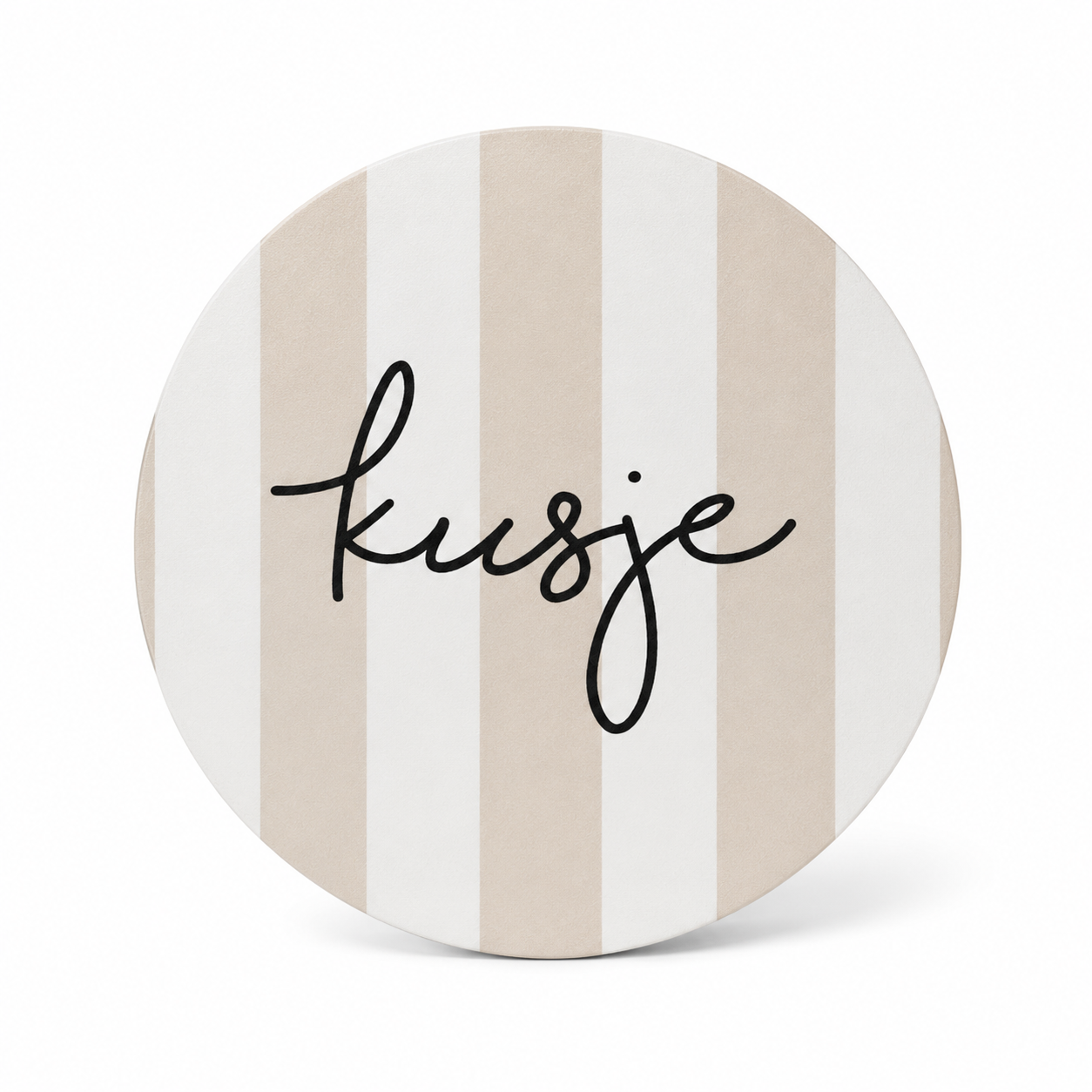 Beige wit gestreepte onderzetter met de tekst Kusje in zwarte sierletters.