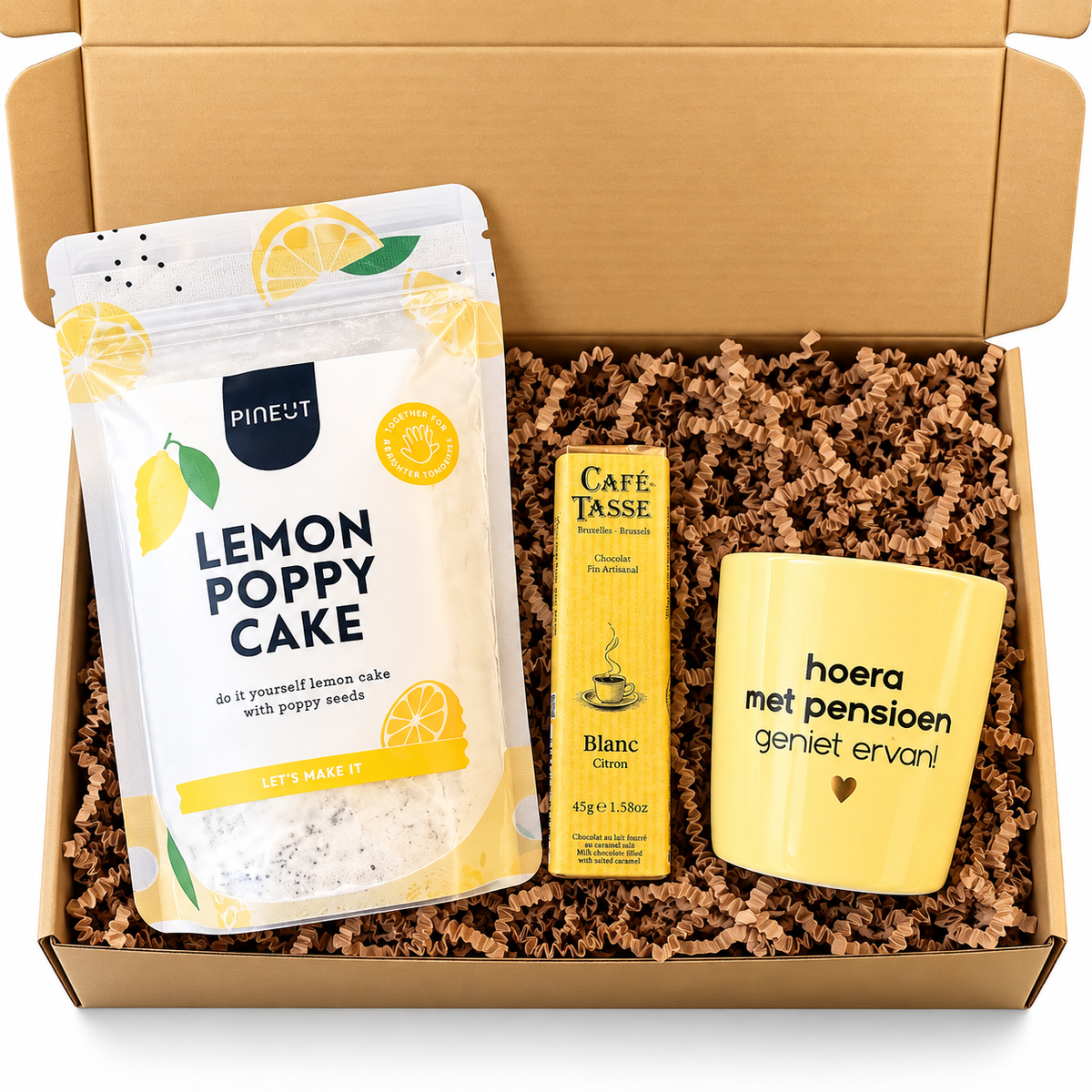 Pensioen cadeaubox met Hoera met pensioen mok, Lemon Poppy Cake en Café-Tasse chocolade
