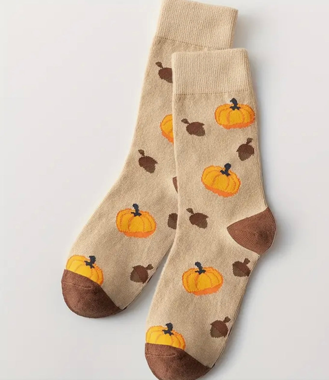 Beige pumpkin herfst sokken met oranje pompoenen en herfstblaadjes