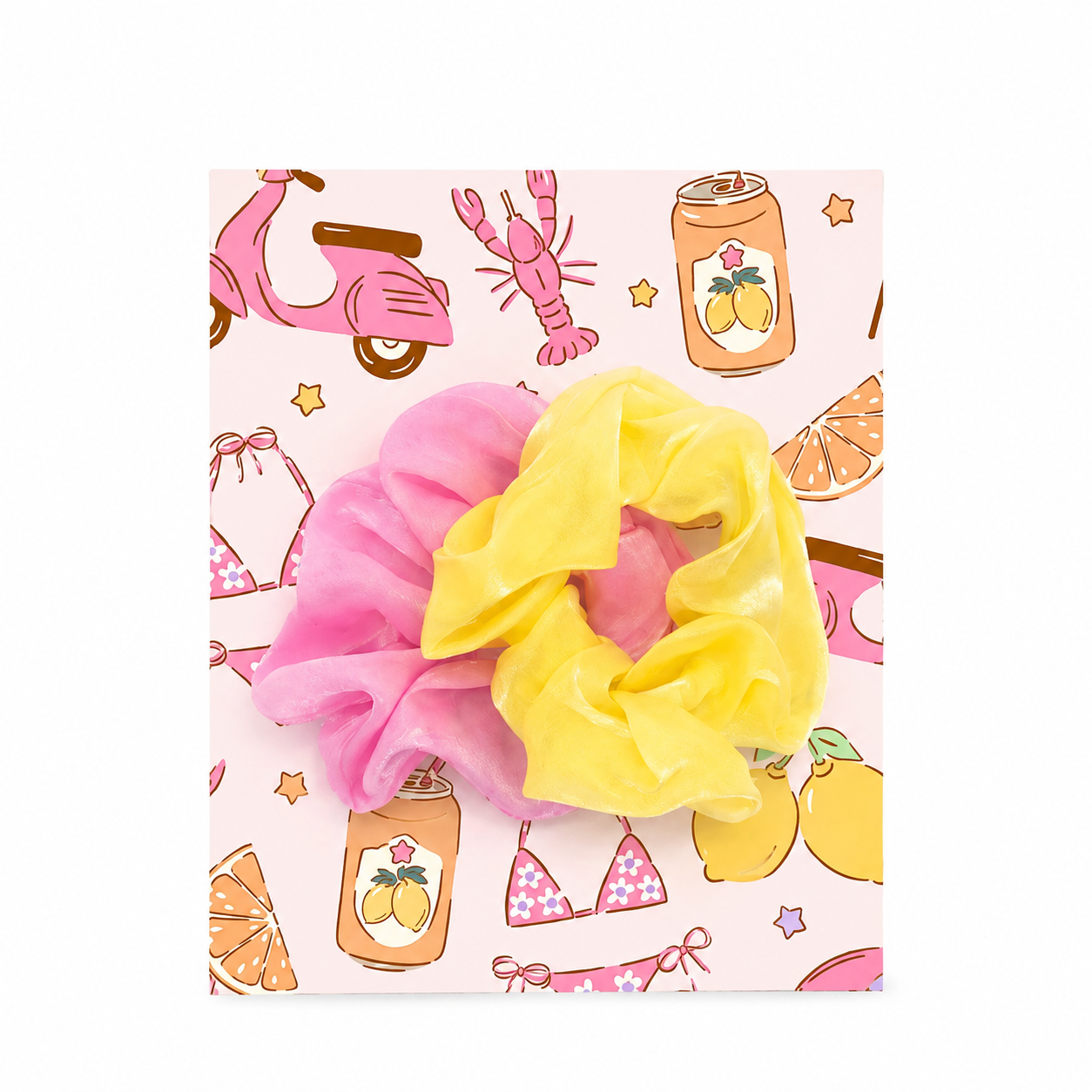 Satijnen scrunchie set met roze en gele haarelastieken op een zomerse displaykaart