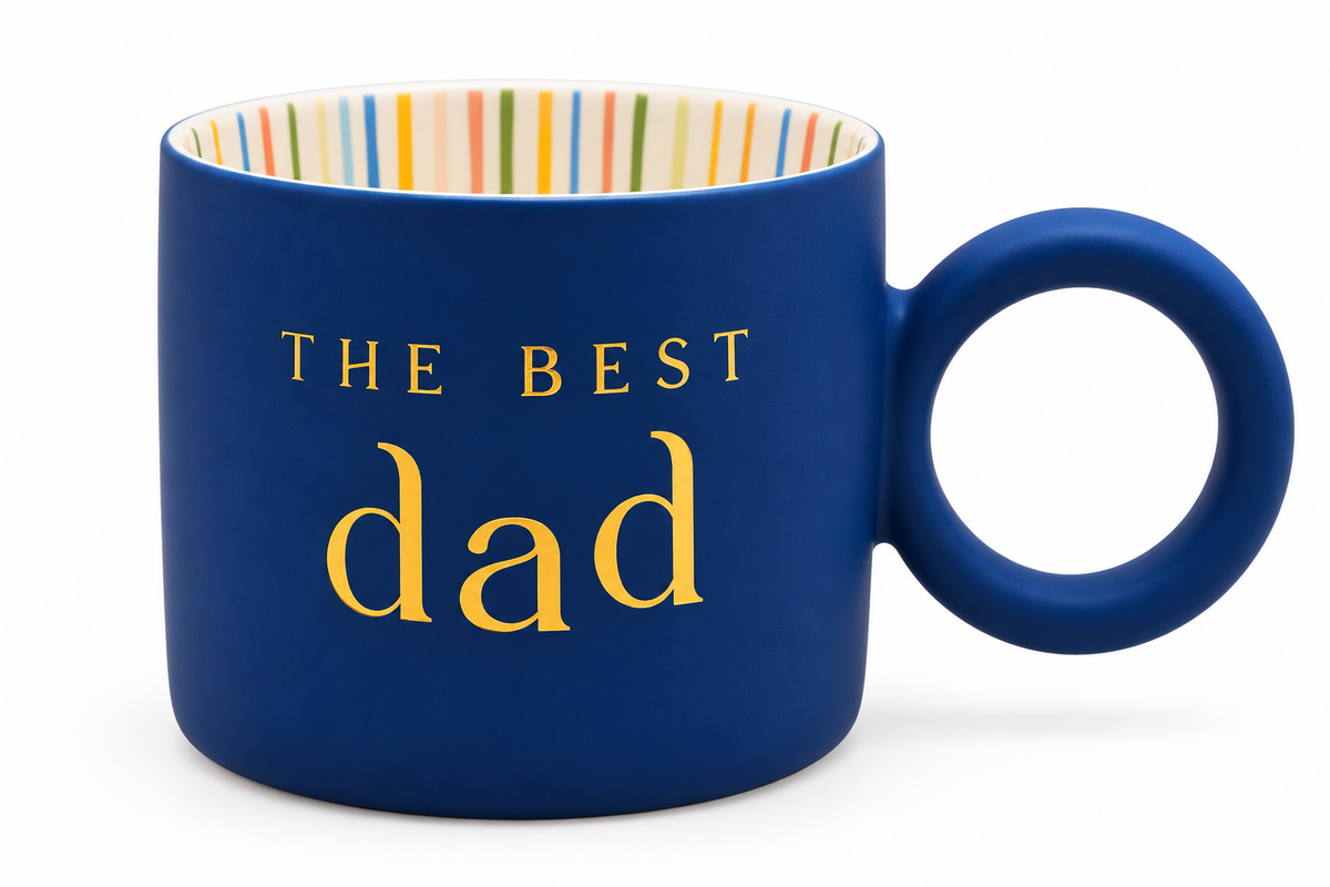 Donkerblauwe keramische The Best Dad mok met gouden tekst en kleurrijk gestreepte binnenkant op een witte achtergrond.