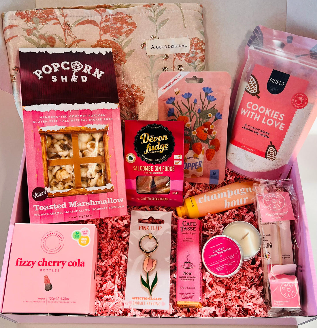 Blush & Bloom April maandbox cadeaubox met 11 verzorgingsproducten in roze tinten