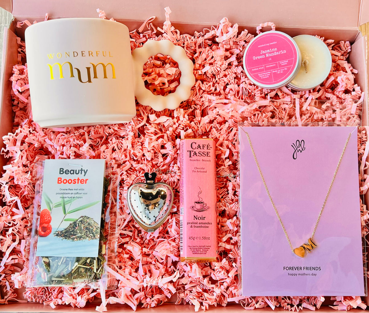 luxe moederdag cadeaubox feestelijk verpakt met chocolade thee en cadeaukaart