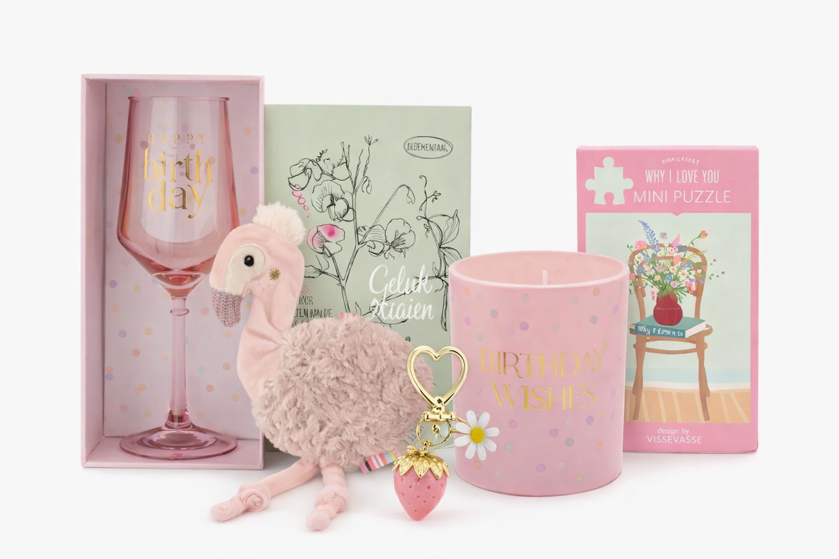 Cadeau items met chocolade, selfcare producten en kleine cadeautjes voor een persoonlijke cadeaubox