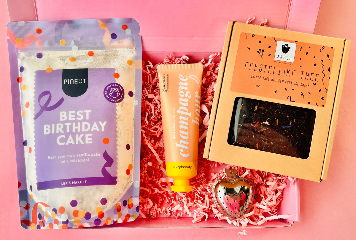 Op maat gemaakte cadeaubox met persoonlijke items en feestelijke verpakking
