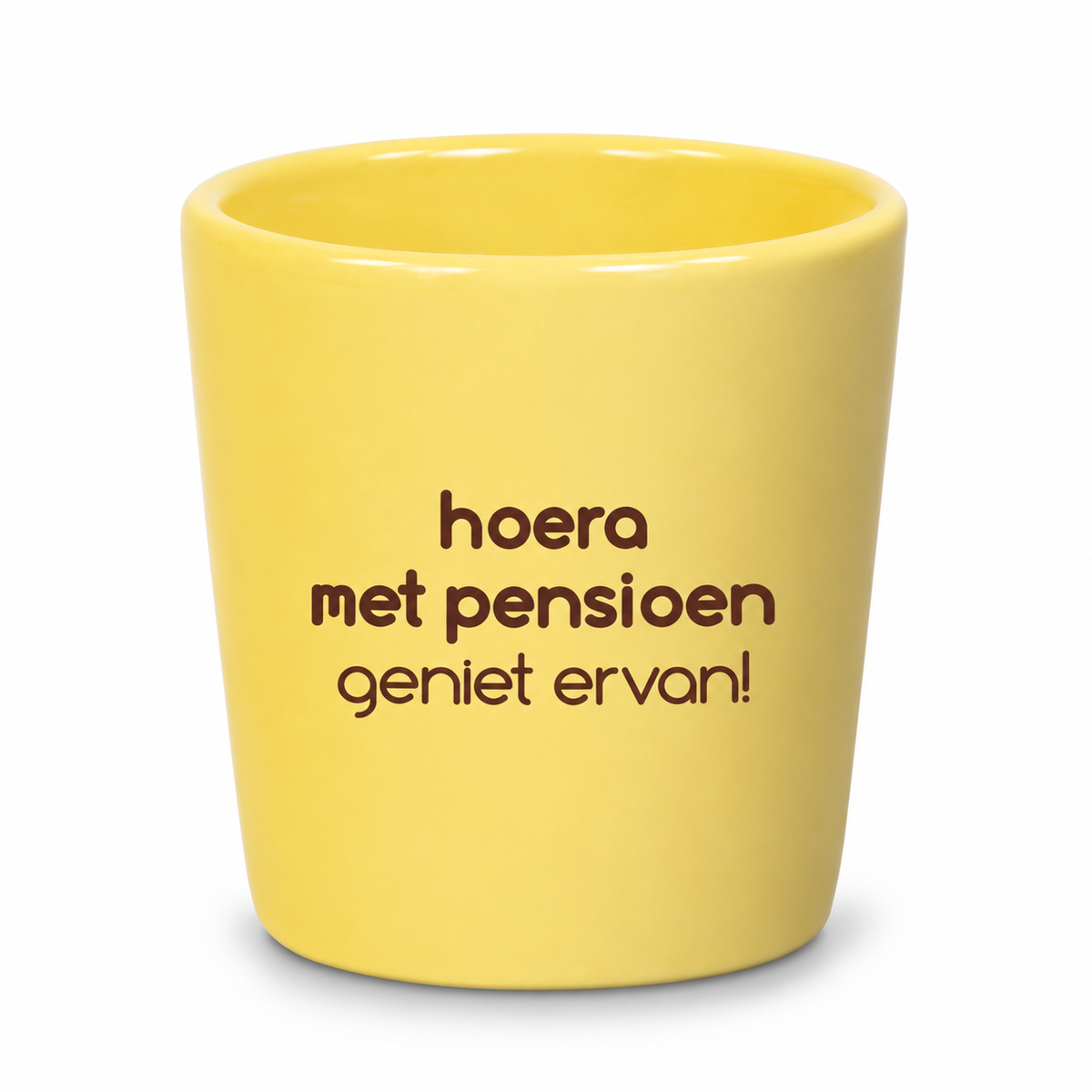 Geel mokje met bruine tekst Hoera met pensioen, geniet ervan, een origineel cadeau voor iemand die met pensioen gaat.
