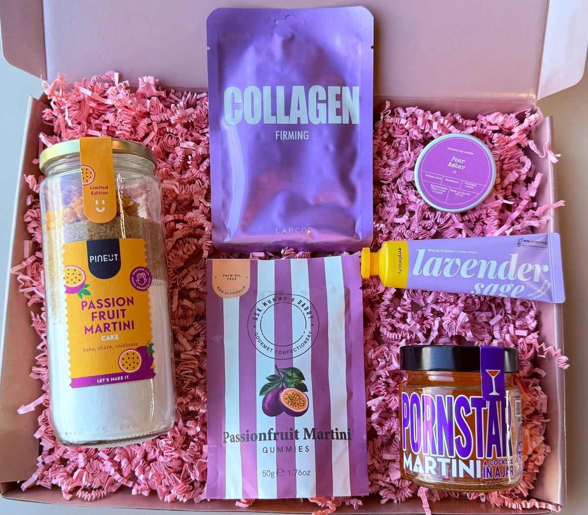 Luxe Passionfruit Martini cadeaubox met bakmix, gummies, cocktail in a jar, handcrème, geurkaars en collageen gezichtsmasker van The Prezzent.