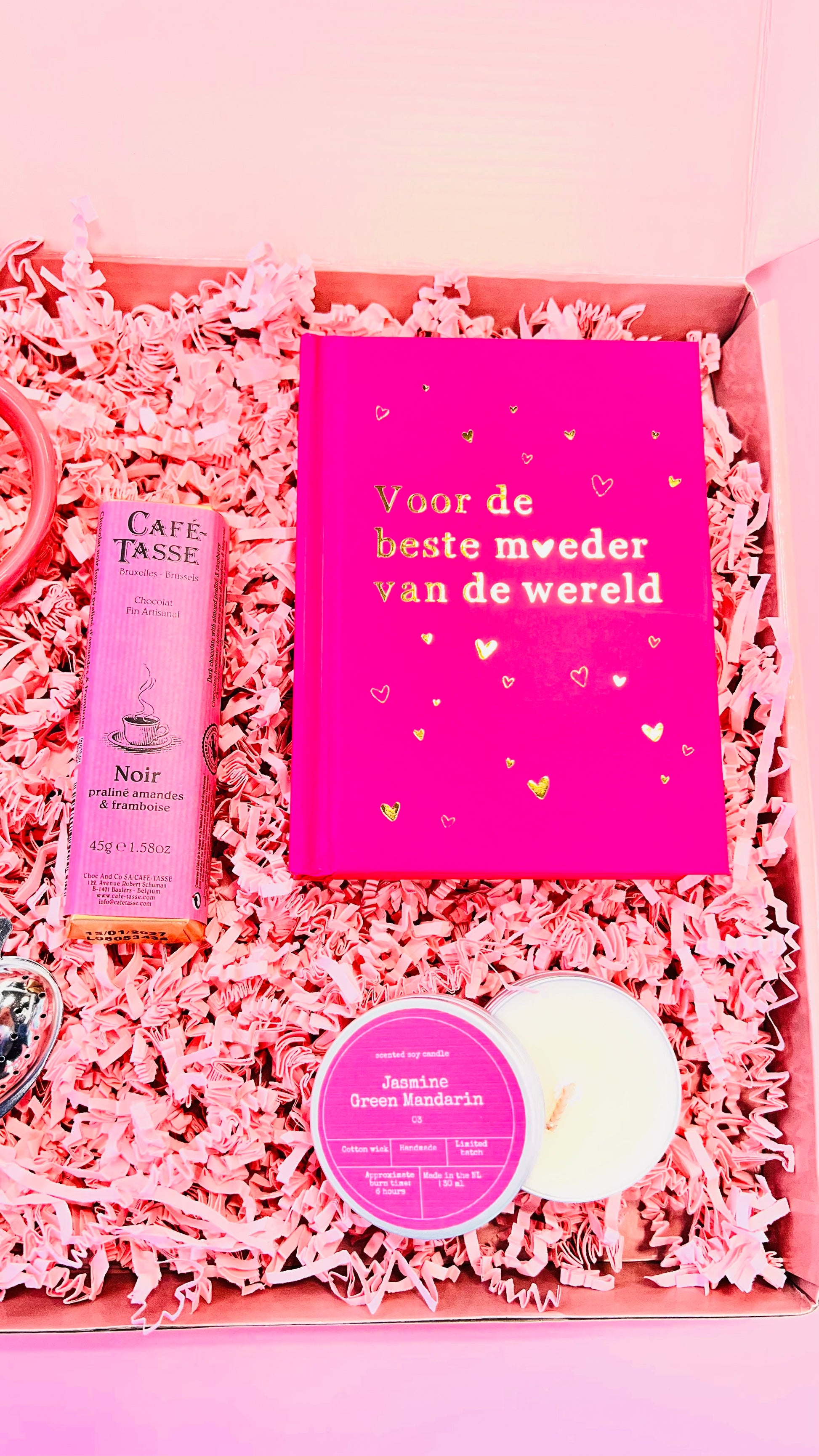 Origineel moederdag cadeau met mok, beauty thee en praline reep
