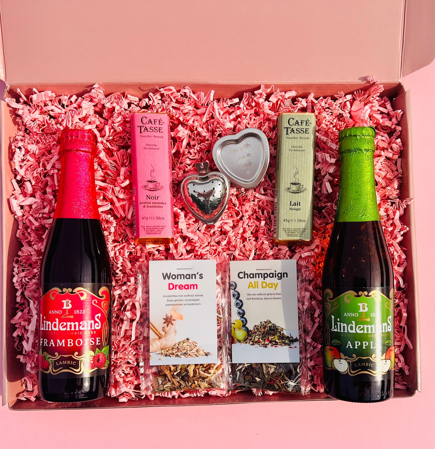 huwelijkscadeau cadeaubox met lindemans bier thee chocolade en romantische items voor bruidspaar