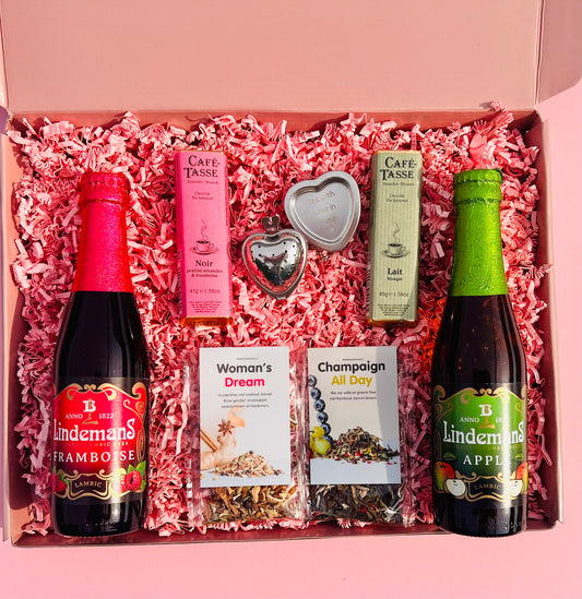 huwelijkscadeau cadeaubox met lindemans bier thee chocolade en romantische items voor bruidspaar