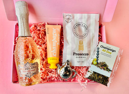 Verjaardag cadeaubox met mini Pizzolato Rosé, prosecco gummies, champagne-thee en handcrème – luxe cadeau voor haar

