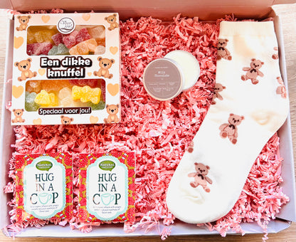 Dikke knuffel cadeausetje met snoepbeertje, Hug in a Cup thee en zachte sokken in luxe verpakking
