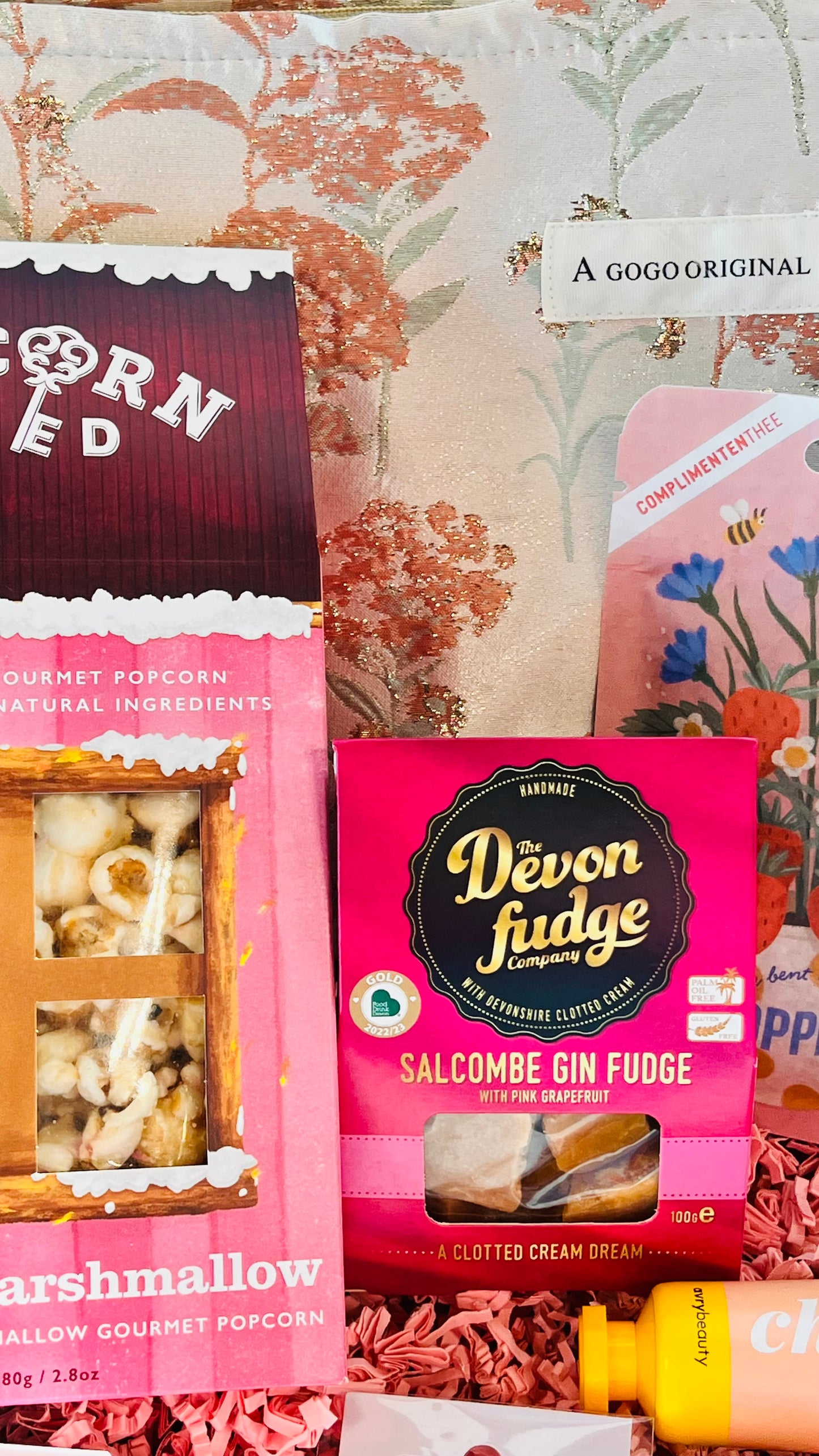 Close-up van roze cadeaubox met luxe popcorn, fudge en chocolade – detail van Blush & Bloom XL cadeau voor haar
