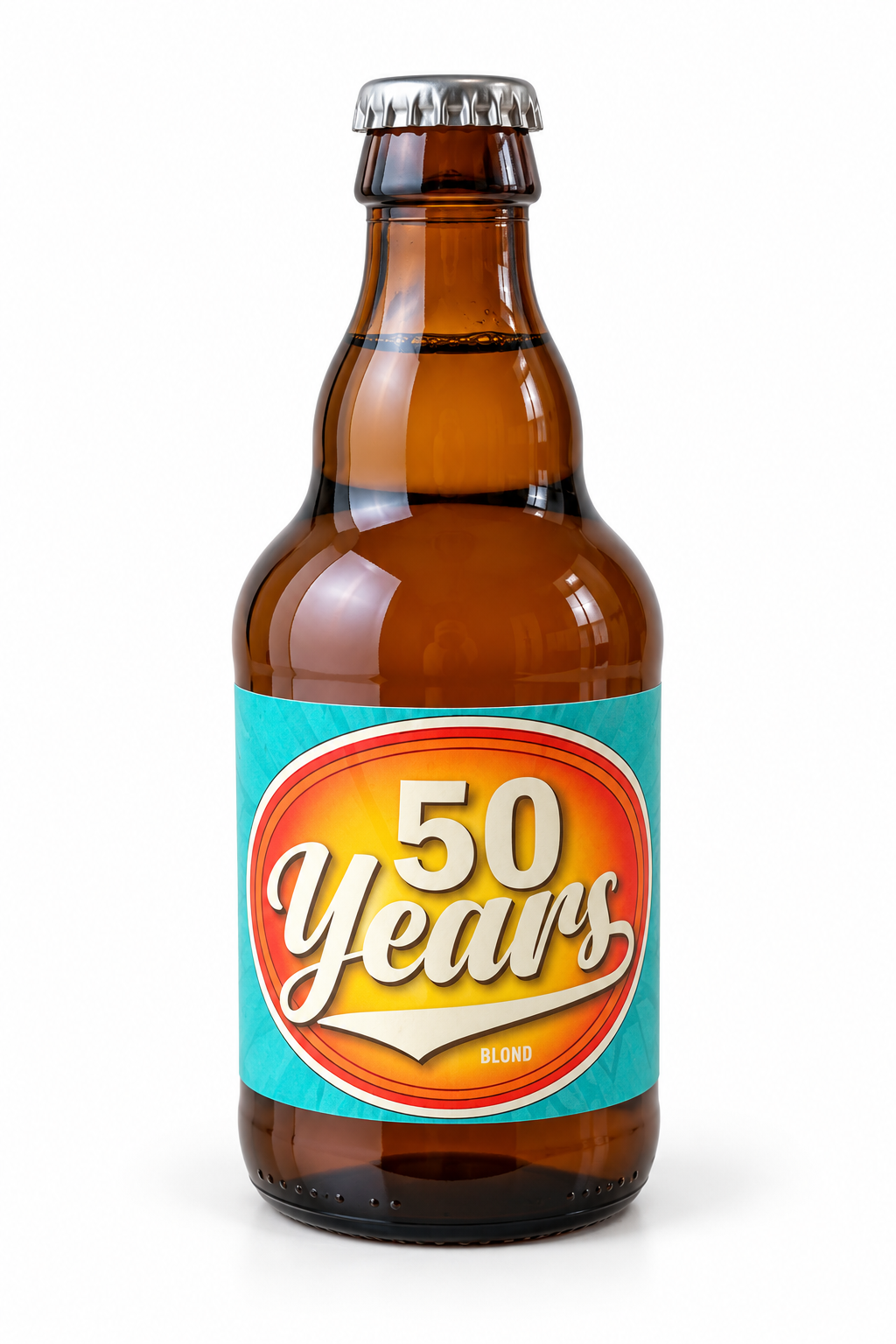 Amberkleurige bierfles 50 Years Blond met turquoise etiket en oranje geel embleem op een witte achtergrond