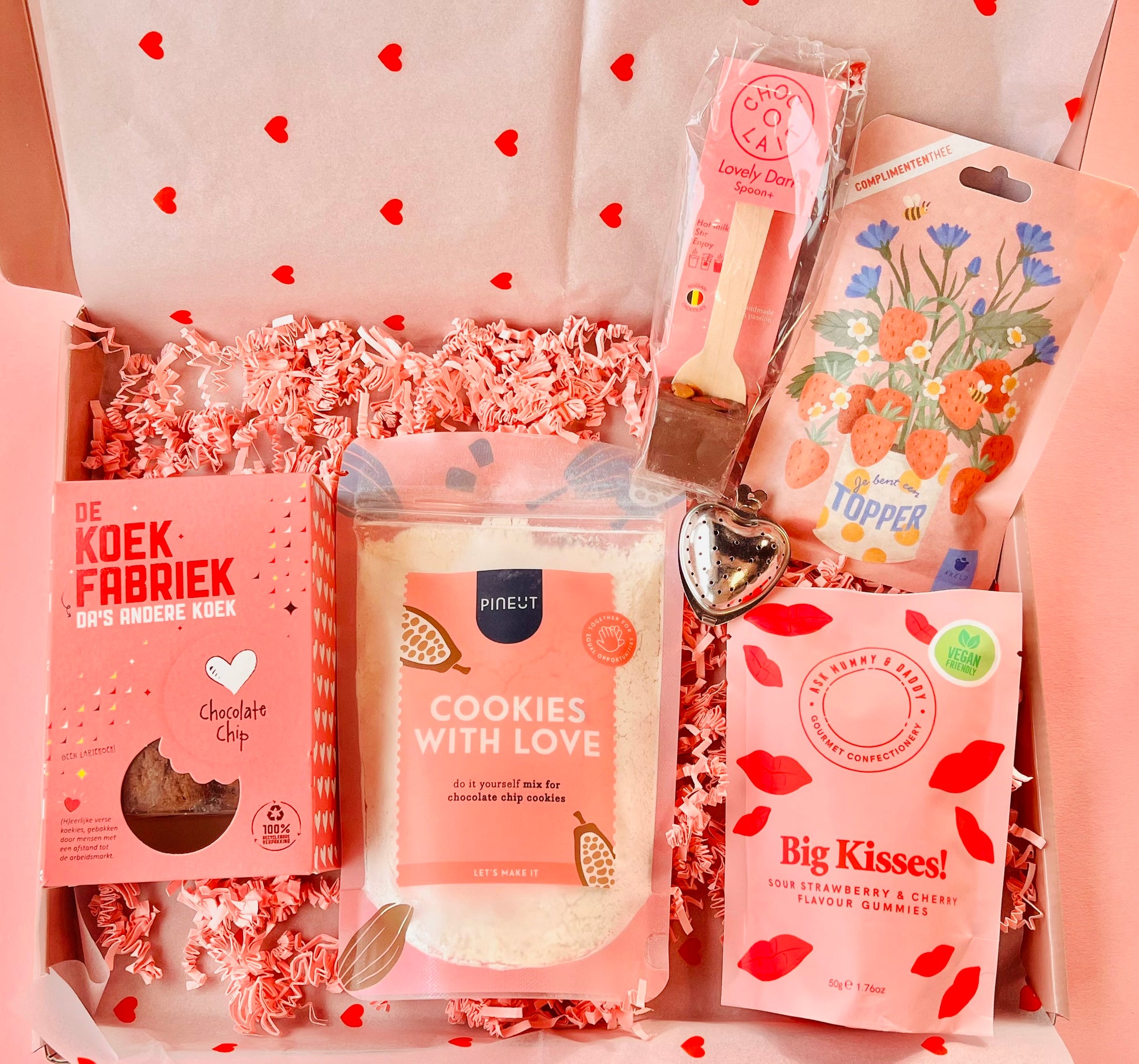Cadeaubox met thee, chocolade, koekjes en hartvormig thee-ei – Je Bent Een Topper cadeau
