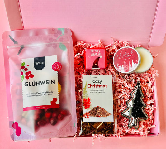 Kerst Liefde Cadeaubox – brievenbuscadeau met Pineut Glühwein DIY, rabarber cinnamon douche steamer, geurkaars, Cozy Christmas thee en thee-ei in kerststijl.”

