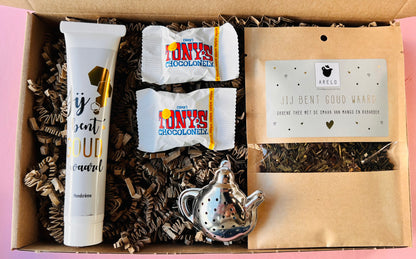 Brievenbus cadeau Jij bent goud waard met thee-ei, mini Tony’s Chocolonely en handcrème