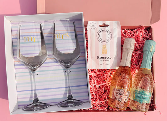 huwelijkscadeau cadeaubox met mr en mrs wijnglazen wijn en prosecco snoepjes voor bruidspaar