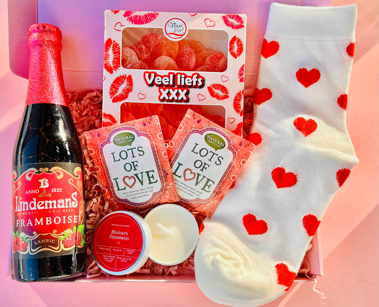 Alles met Liefde cadeaubox met snoepdoosje, hartjes sokken, lots of love thee, rabarber cinnamon geurkaars en Lindemans framboos bier