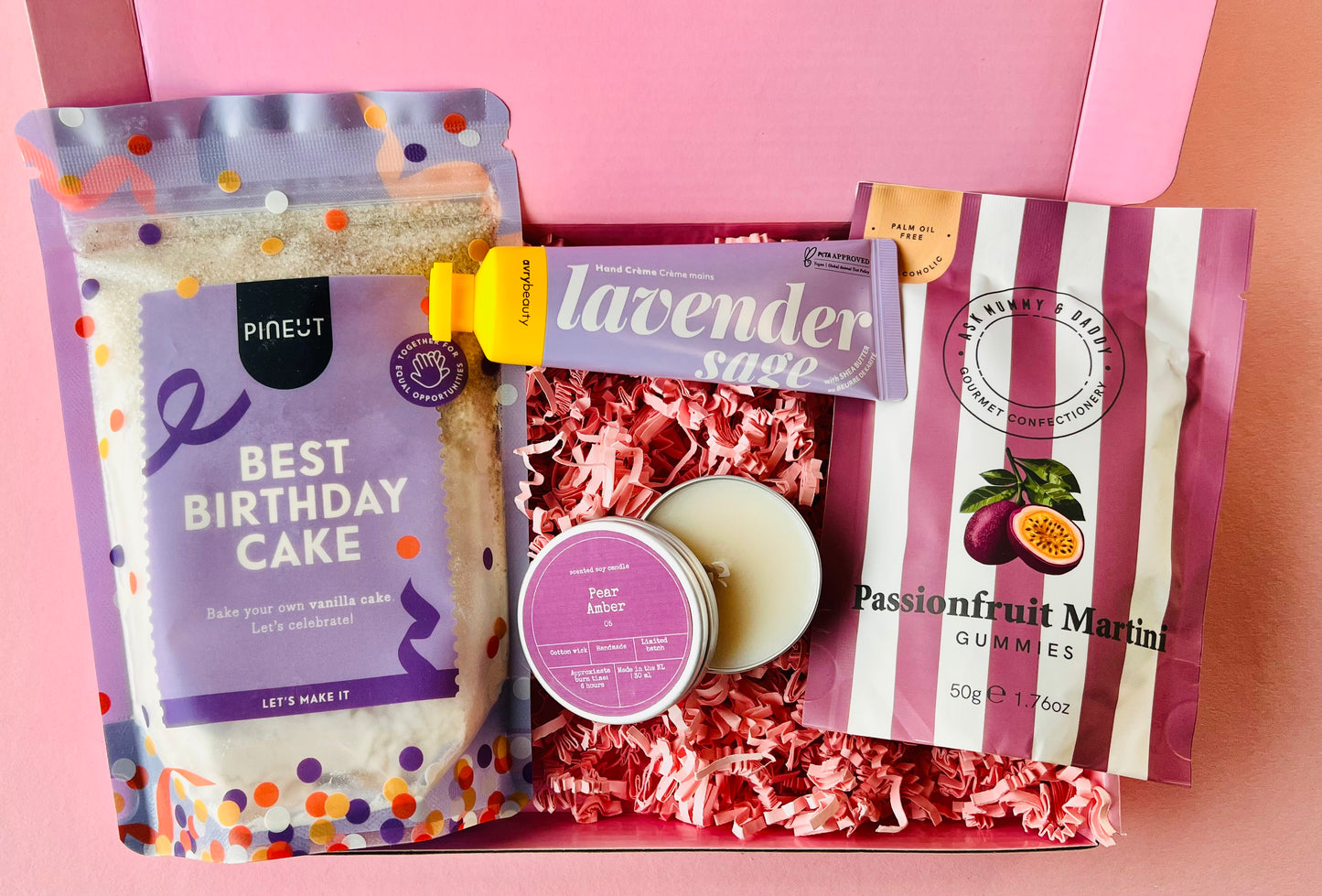 Brievenbus verjaardag cadeaubox met Pineut cake en geurkaars