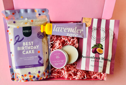 Brievenbus verjaardag cadeaubox met Pineut cake en geurkaars