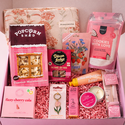 Blush & Bloom cadeaubox met 11 zorgvuldig geselecteerde producten en 1 extra cadeautje, luxe roze giftbox vol selfcare en verwenmomenten.