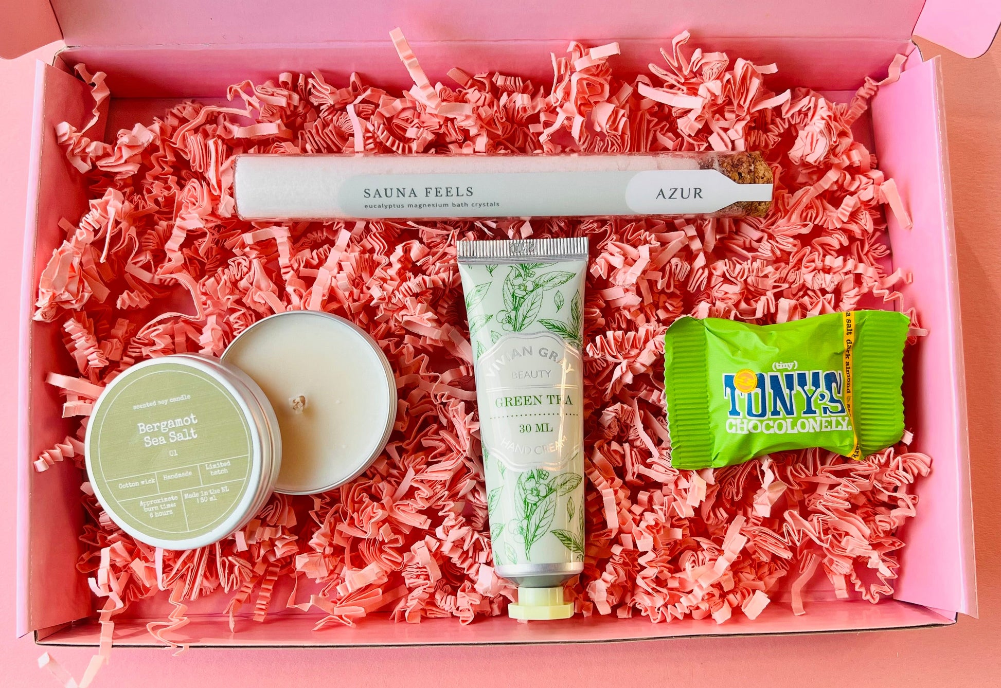 Brievenbus cadeau klein gebaar met badzout sauna, green tea handcrème, bergamot zeezout geurkaars en mini Tony Chocolonely
