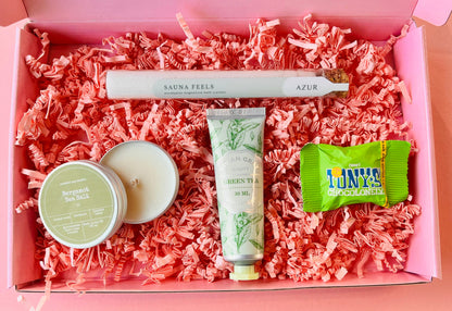 Brievenbus cadeau klein gebaar met badzout sauna, green tea handcrème, bergamot zeezout geurkaars en mini Tony Chocolonely
