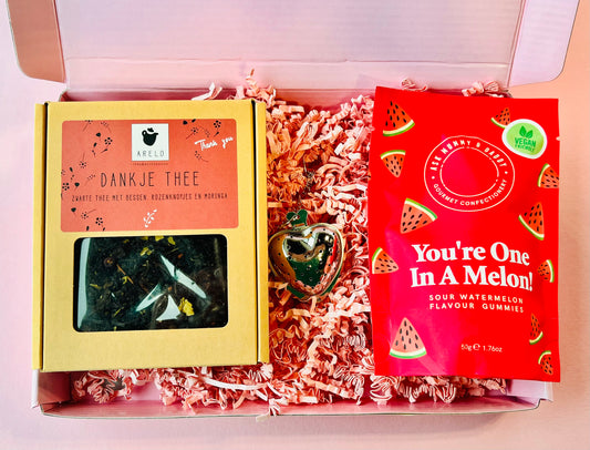 Brievenbus cadeau dankjewel met Arelo thee 50 gram, hartje thee-ei en One in a Melon snoepjes
