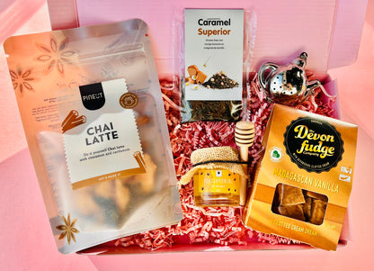 Verwen Box cadeaubox met chai latte van Pineut, caramel losse thee, thee-ei theepot, Devon fudge en honingpotje
