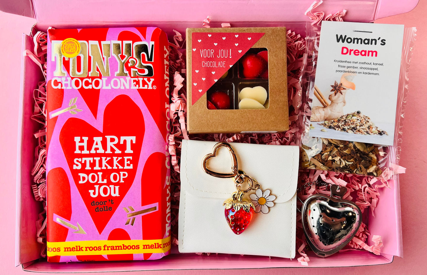 Cadeaubox “Dol op jou” met Tony’s Chocolonely, hartjes chocolade, losse thee, aardbei sleutelhanger en thee-ei hartje