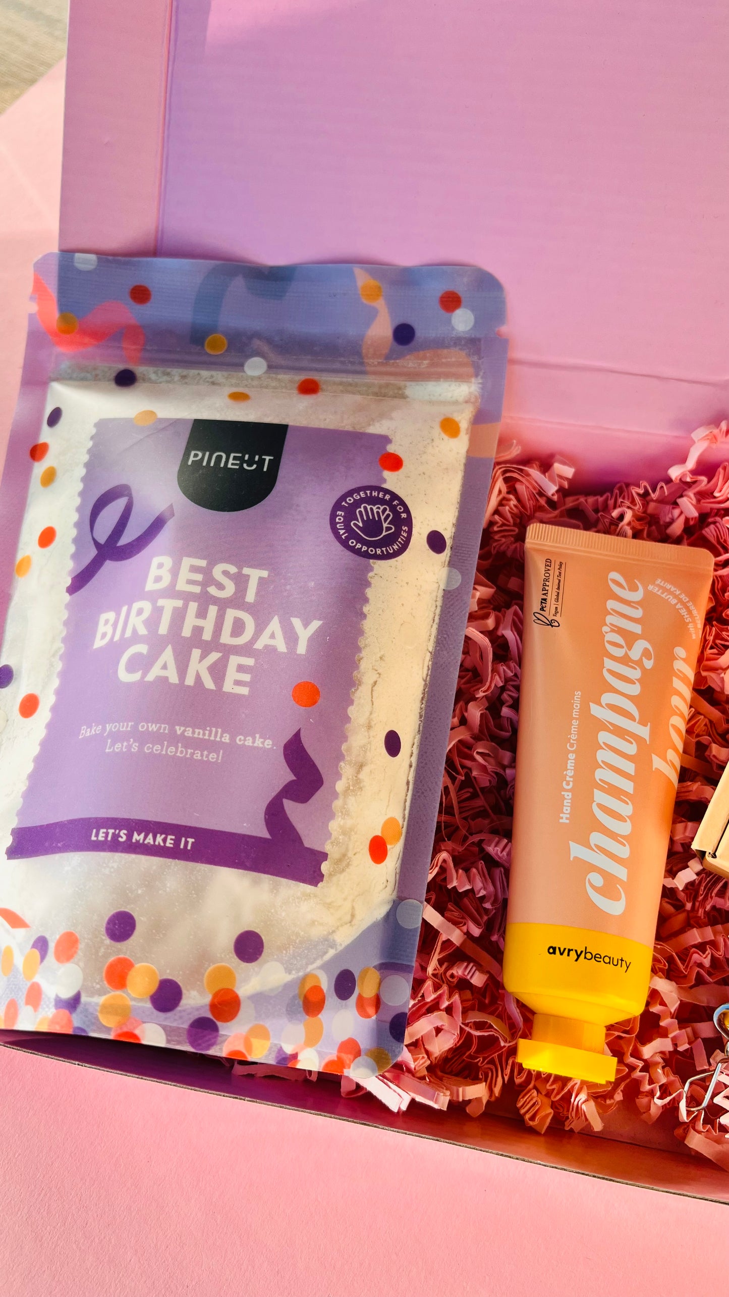 Feestelijke verjaardag cadeaubox met cake mix van Pineut, luxe thee, theepot en verzorgende champagne handcrème