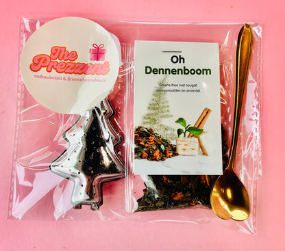 Kerst geschenk zakje met Oh Dennenboom losse thee, kerstboom thee-ei en gouden hartjes lepel in feestelijke verpakking.
