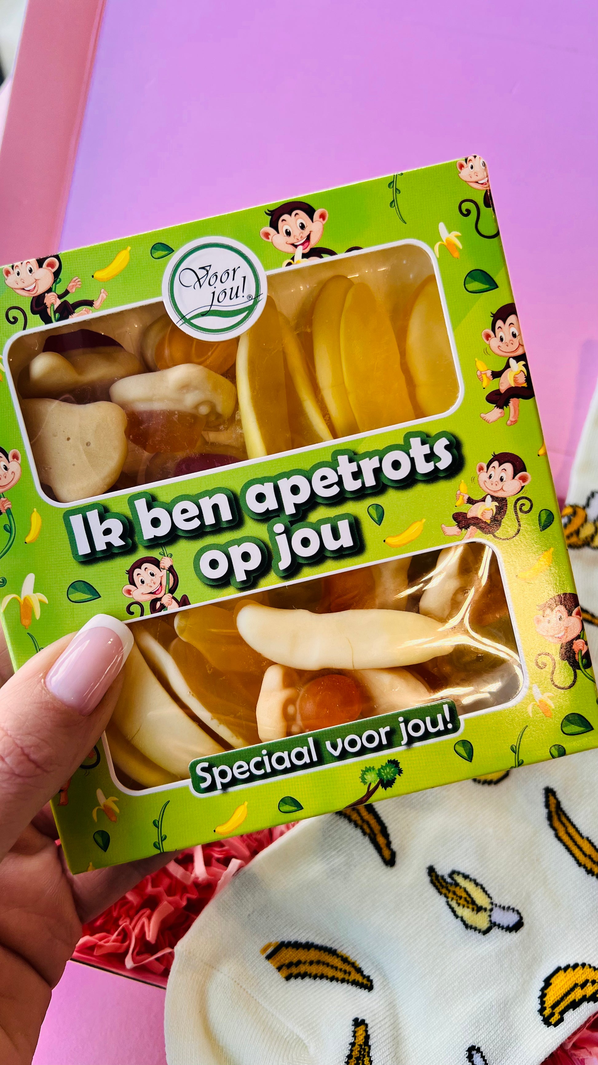Origineel brievenbus cadeau met bananen sokken maat 37-41