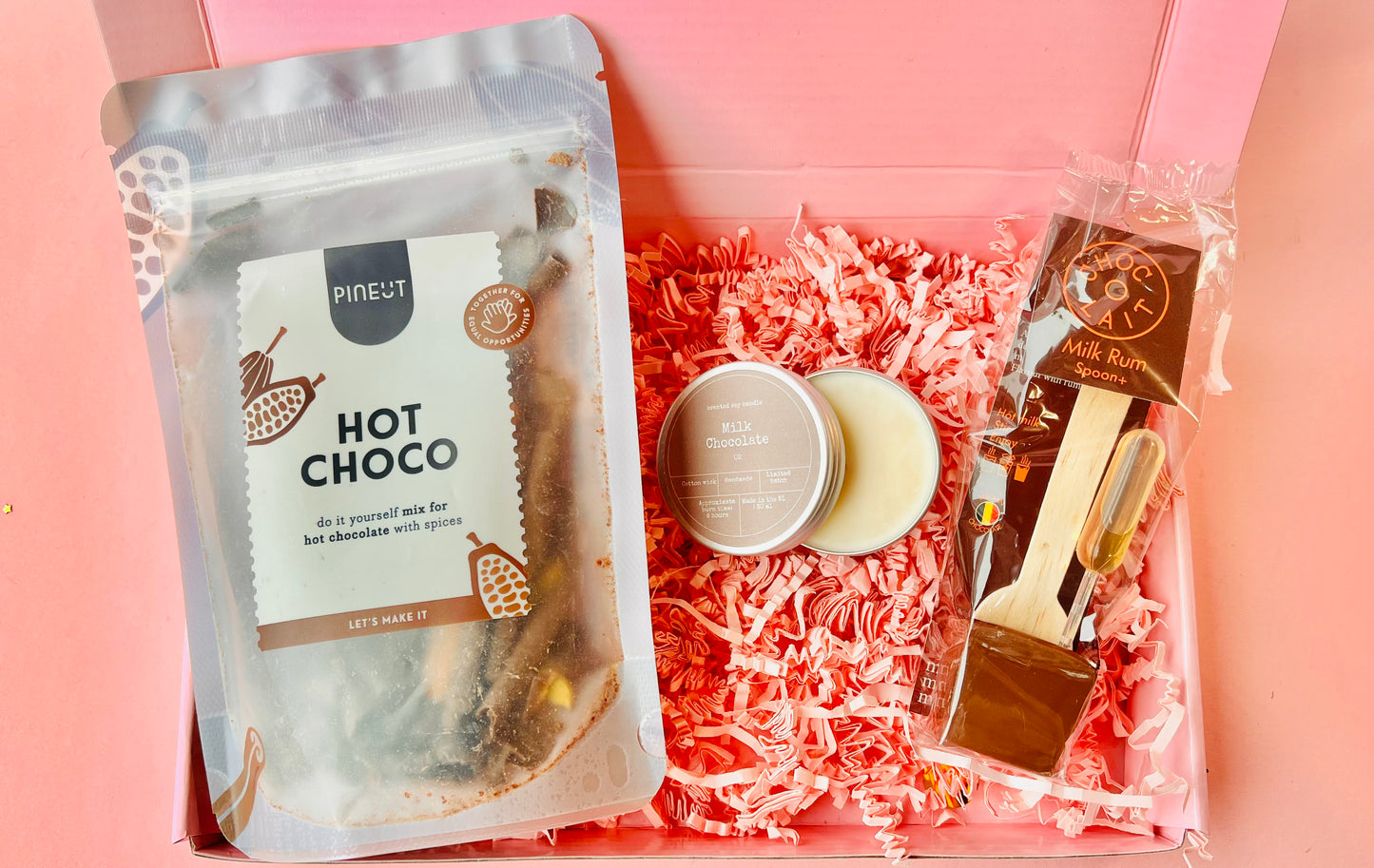 Eindejaars geschenk cadeaubox met Hot Choco van Pineut, chocolade geur kaars en chocolade lepel rum
