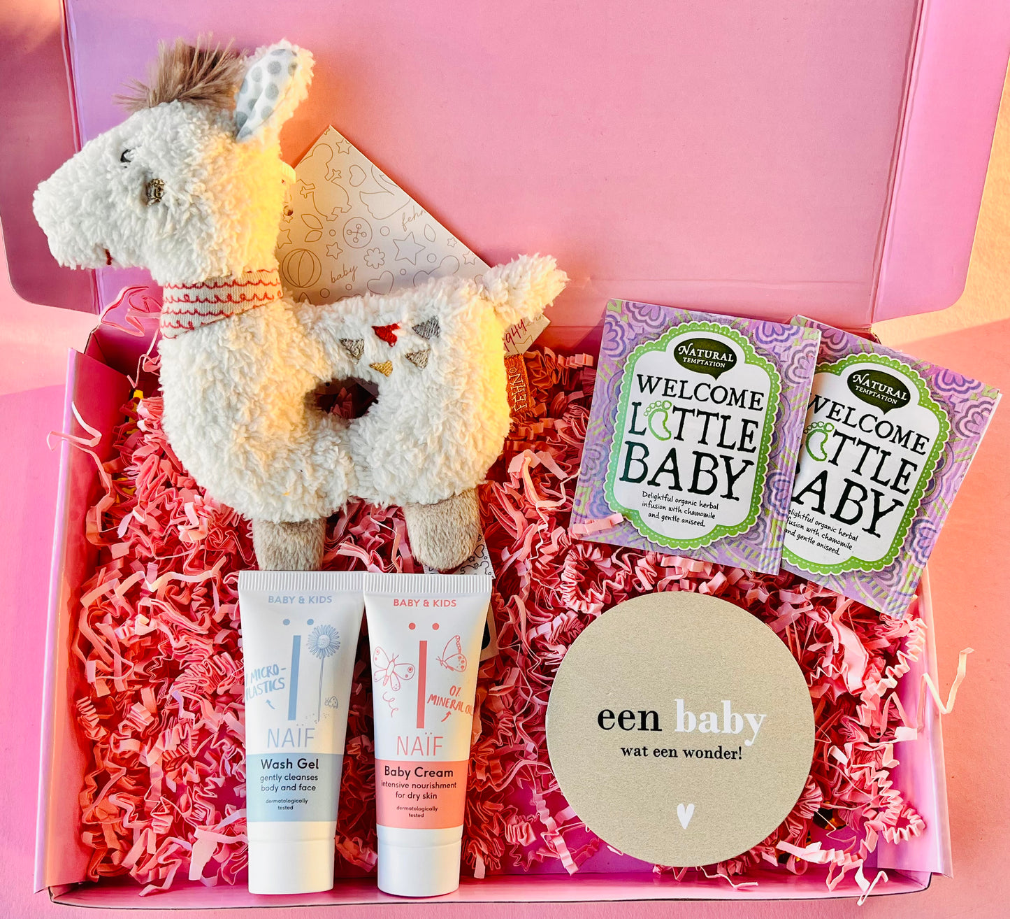 Zwanger cadeaubox met rammelaar schaapje