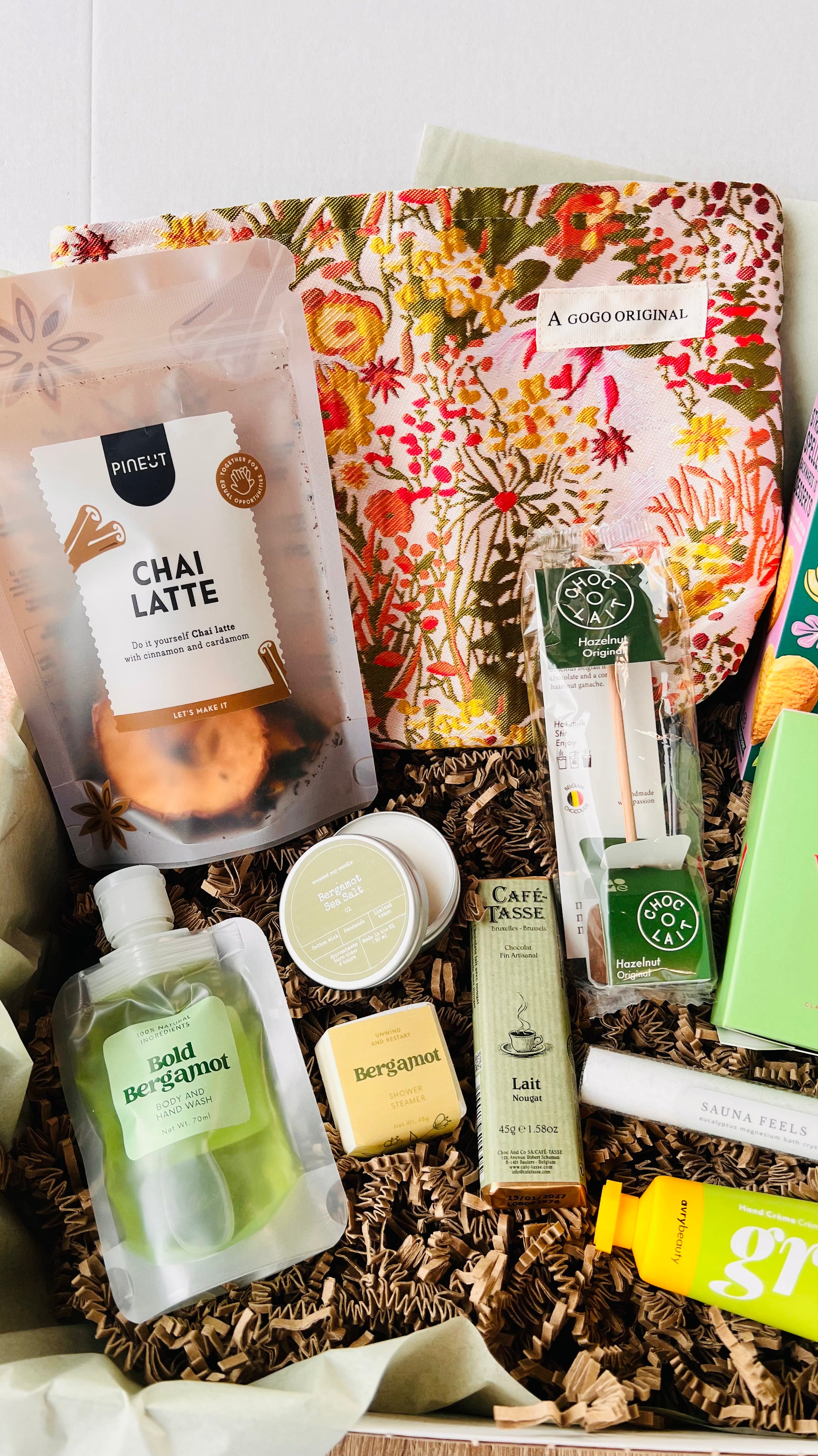 Luxe maand cadeaubox met beauty, lekkers en feel good items – uniek brievenbus cadeau idee

