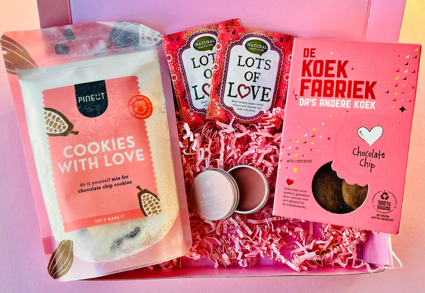 Cadeaubox liefde met Pineut Chocolate Chip bakmix, Lots of Love thee, Koekfabriek Chocolate Chip koekjes en Tinted Lip Balm Rose
