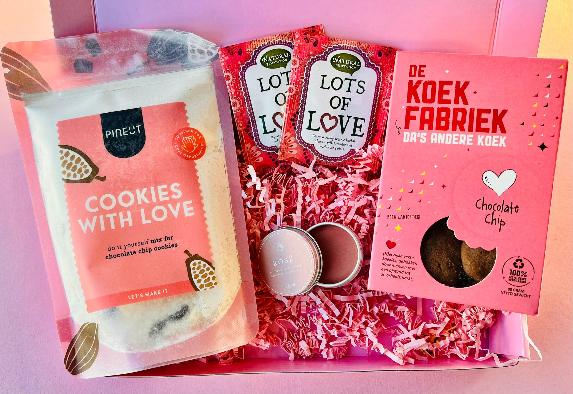 Cadeaubox liefde met Pineut Chocolate Chip bakmix, Lots of Love thee, Koekfabriek Chocolate Chip koekjes en Tinted Lip Balm Rose
