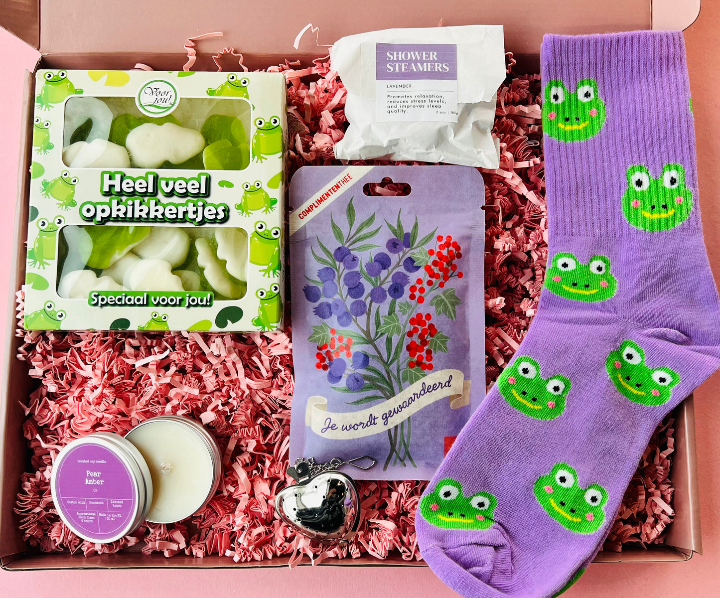 Beterschap cadeaubox met opkikkertjes snoep, paarse kikkersokken, geurkaars en shower steamer